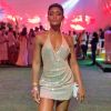 Vestido metalizado é trend: atriz Erika Januza apostou em modelo de alça transpassado em evento da virada