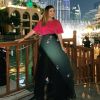 Moda das famosas: Maisa Silva aliou blusa rosa de tecido brilhoso à saia preta com detalhes florais