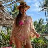 Moda de Juliana Paes: atriz usou chapéu de palha para compor o look de praia com biquíni rosa neon e blusa larguinha por cima