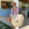 Moda praia das famosas: a influencer Jade Seba apostou em chapéu e maxibolsa de palha em look do verão