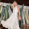 Moda das famosas: a influencer Flavia Pavanelli apostou em vestido branco e amplo de seda para curtir a virada do ano
