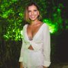 Moda das famosas no verão: Mariana Rios combinou short branco à camisa social descolada, com amarração frontal