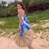 Moda praia das famosas: atriz Marina Ruy Barbosa combinou conjuntinho estampado à maxibolsa