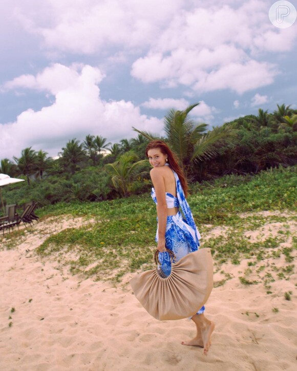 Moda praia das famosas: atriz Marina Ruy Barbosa combinou conjuntinho estampado à maxibolsa