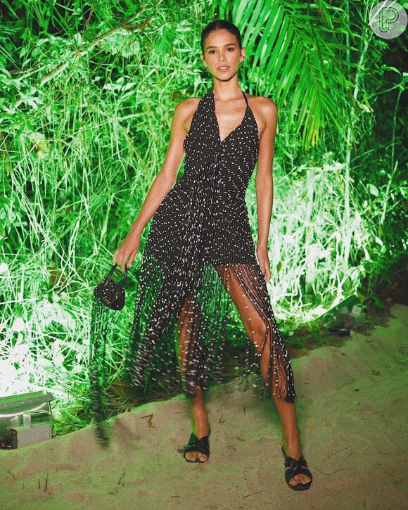 Moda de Bruna Marquezine: vestido preto assimétrico com aplicações de miçanga foi escolha da atriz em Trancoso, na Bahia