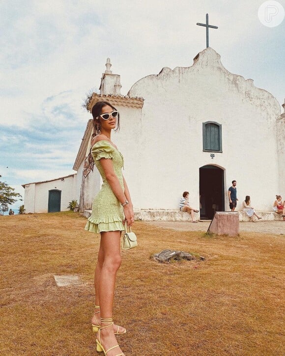 Moda das famosas: Bruna Marquezine apostou em vestido e minibolsa verdes, óculos com armação retrô e sandália de tiras em look de verão