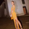 Moda de Marina Ruy Barbosa: atriz aliou vestido amarelo à minibolsa no mesmo tom