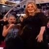 Adele é entrevistada por Kristin Chenoweth no tapete vermelho e chama atenção pela diferença de tamanho das duas