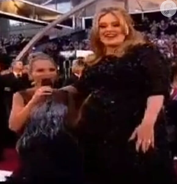 Adele é entrevistada por Kristin Chenoweth no tapete vermelho e chama atenção pela diferença de tamanho das duas
