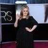 Adele chegou na premiação com um vestido preto comprido, mas cantou com um curto que pesava 15 kg