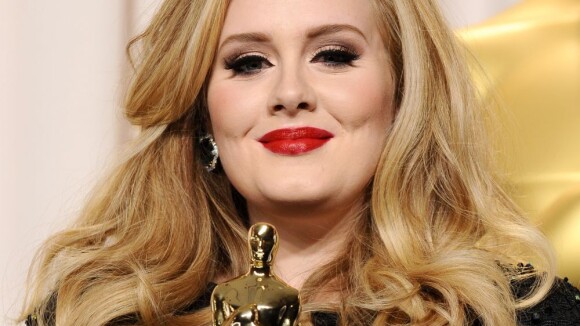 Oscar 2013: Adele leva troféu de Canção Original e canta com vestido de 15 kg