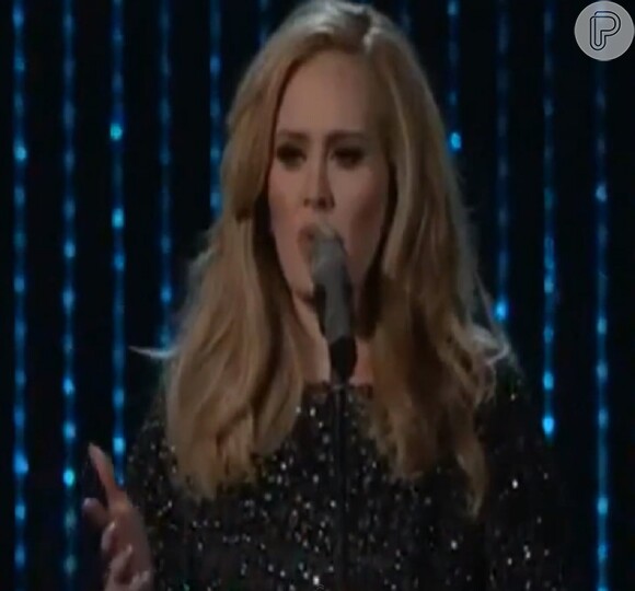Adele canta 'Skyfall' durante cerimônia do Oscar 2013