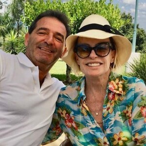 Ana Maria Braga e Johnny Lucet apareceram abraçados neste sábado, 4 de janeiro de 2020, no Instagram da artista