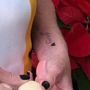 Ana Maria Braga tatuou o nome de Johnny Lucet no braço