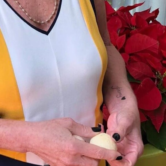 Ana Maria Braga tatuou o nome de Johnny Lucet no braço