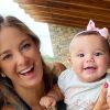 Filha de Ticiane Pinheiro e Cesar Tralli, Manuella, de 5 meses, encantou ao aparecer sorridente em foto com a mãe: 'Gostosura'