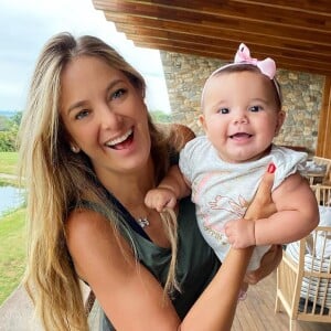 Filha de Ticiane Pinheiro e Cesar Tralli, Manuella, está passando fim de semana com os pais em hotel fazenda de São Paulo