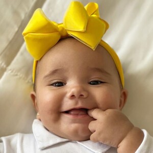 Filha de Ticiane Pinheiro e Cesar Tralli, Manuella, de 5 meses, chamou atenção de internauta em foto: 'Ela só sorri'