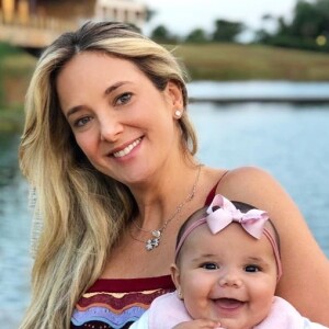 Filha de Ticiane Pinheiro e Cesar Tralli, Manuella, de 5 meses, encantou ao aparecer sorridente em nova foto com a mãe: 'Gostosura'