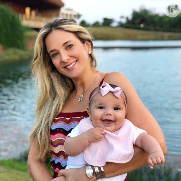 Filha de Ticiane Pinheiro e Cesar Tralli, Manuella, de 5 meses, encantou ao aparecer sorridente em nova foto com a mãe: 'Gostosura'