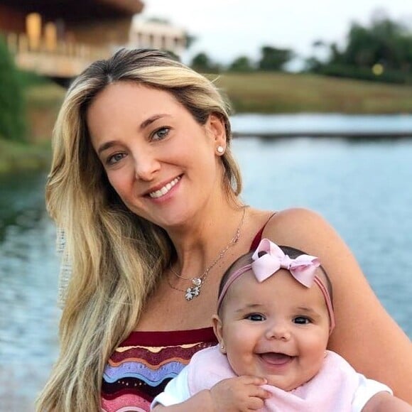 Filha de Ticiane Pinheiro e Cesar Tralli, Manuella, de 5 meses, encantou ao aparecer sorridente em nova foto com a mãe: 'Gostosura'