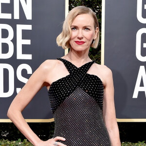 Naomi Watts apostou no vestido com detalhe em poá preto e branco no decote, bem discreto, no look do Globo de Ouro