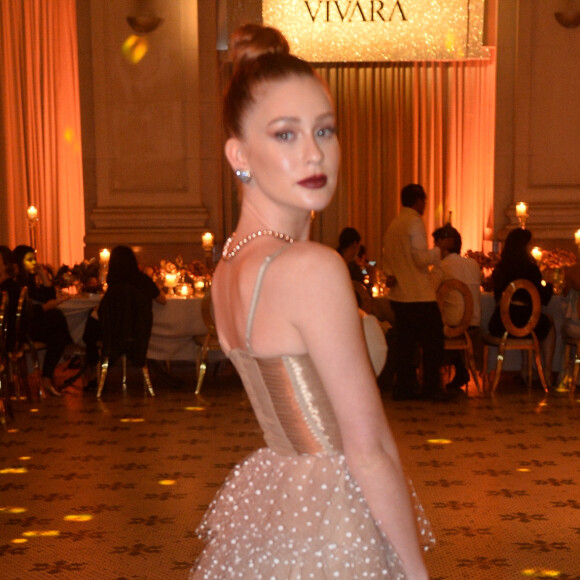 As fãs do estilo romântico podem se inspirar no poá branco com bege de Marina Ruy Barbosa