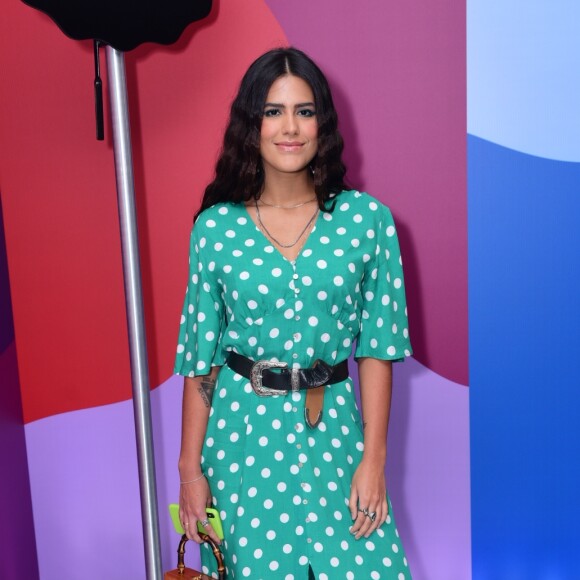 Antonia Morais escolheu o poá branco em um look verde para um look trendy e delicado ao mesmo tempo