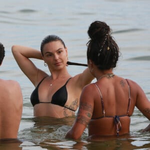 Isis Valverde se refresca com amigos em praia do Rio