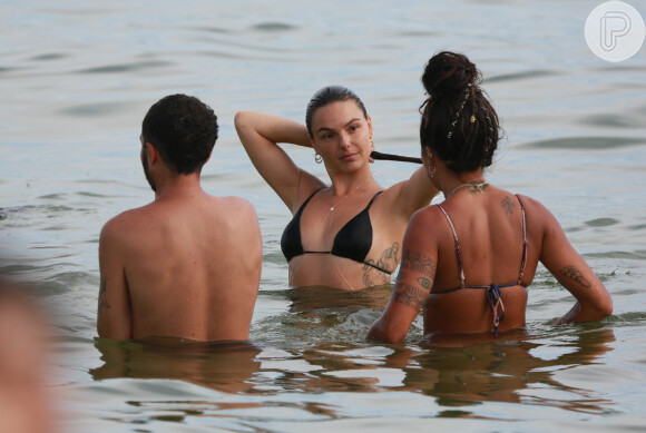Isis Valverde se refresca com amigos em praia do Rio