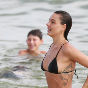 Isis Valverde aposta em body chain para visual em dia de praia