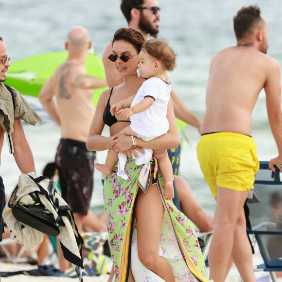 Isis Valverde curte praia no Rio de Janeiro com o filho, Rael