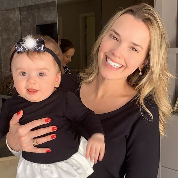 Thaeme Mariôto gosta de combinar looks com a filha, Liz, de quase nove meses