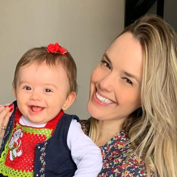 Filha de Thaeme Mariôto, Liz realizou sonho de conhecer Minnie Mouse: 'Encantada!'