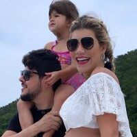 Grávida de 8 meses, Paula Vaccari exibe barriga em foto com Cristiano em barco