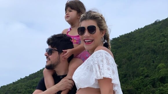 Grávida de 8 meses, Paula Vaccari exibe barriga em foto com Cristiano em barco