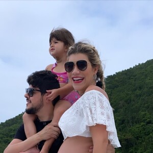 Mulher de Cristiano, Paula Vaccari mostra barriga na reta final da gravidez em look de praia nesta terça-feira, dia 14 de janeiro de 2020