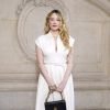 A cantora americana Haley Bennett elege vestido branco social para desfile da Dior nesta segunda-feira, dia 20 de janeiro de 2020