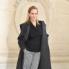 Uma Thurman combina terninho com calça xadrez e sobretudo no desfile da Dior nesta segunda-feira, dia 20 de janeiro de 2020