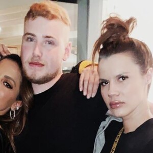 Anitta manda recado para amiga: 'Pode deixar que eu ensino ele'