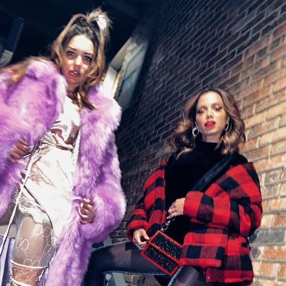 Anitta deixa pernas à mostra com meia-calça e maxicasaco xadrez em look de balada