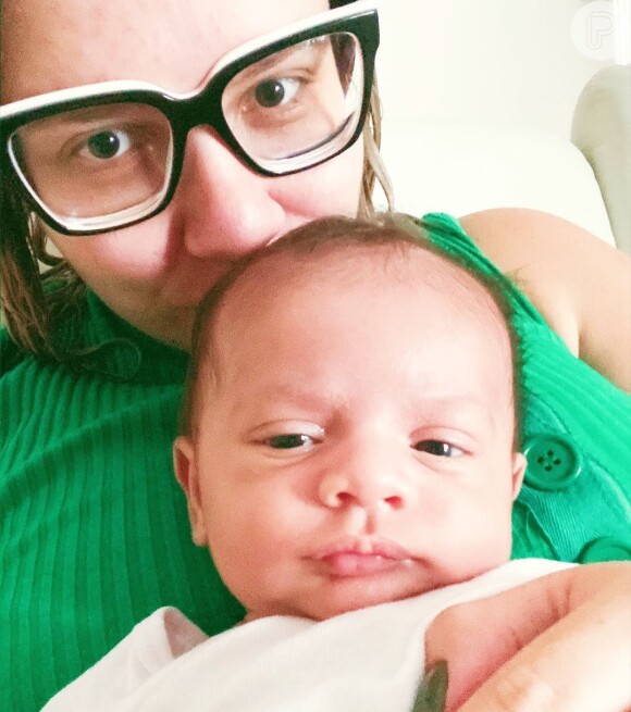 Marília Mendonça, em foto com o filho, revela 'programa' de happy hour: 'Open bar de leite'