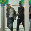 Felipe Araújo e Estella Defant foram fotografados ao chegar em aeroporto na capital paulista