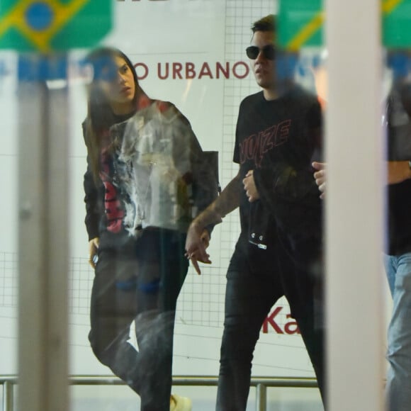 Felipe Araújo e Estella Defant foram fotografados ao chegar em aeroporto na capital paulista