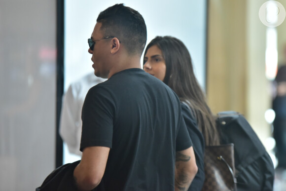 Felipe Araújo e a namorada, Estella Defant, foram clicados ao desembarcarem de um voo