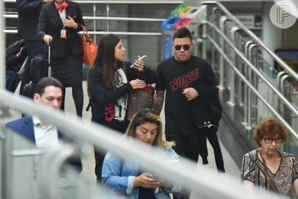 Felipe Araújo e a namorada, Estella Defant, foram vistos conversando enquanto se dirigiam para a saída do aeroporto