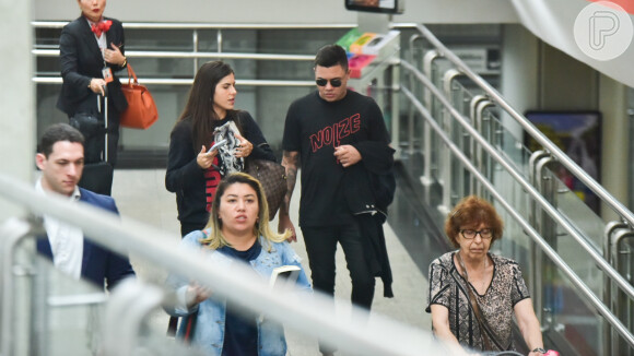 Felipe Araújo foi visto com a namorada, Estella Defant, deixando aeroporto de São Paulo nesta quinta-feira, 30 de janeiro de 2019