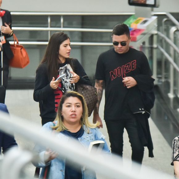 Felipe Araújo foi visto com a namorada, Estella Defant, deixando aeroporto de São Paulo nesta quinta-feira, 30 de janeiro de 2019