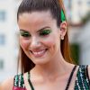 Camila Queiroz exibe a pálpebra móvel repleta de pedrinhas verdes para cair no samba e funk no Bloco da Favorita, no Rio de Janeiro