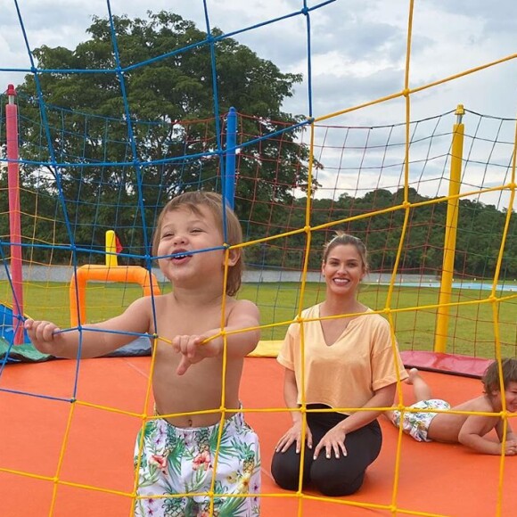 Andressa Suita mostrou uma série de fotos em brincadeira com os dois filhos: 'Quando a mãe se diverte mais que os filhos'